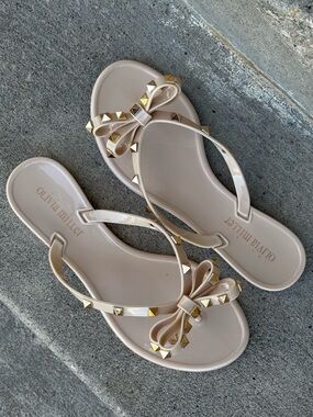 OLIVIA MILLER “RAVENNA” BEIGE STUDDED BOW JELLY SANDALS